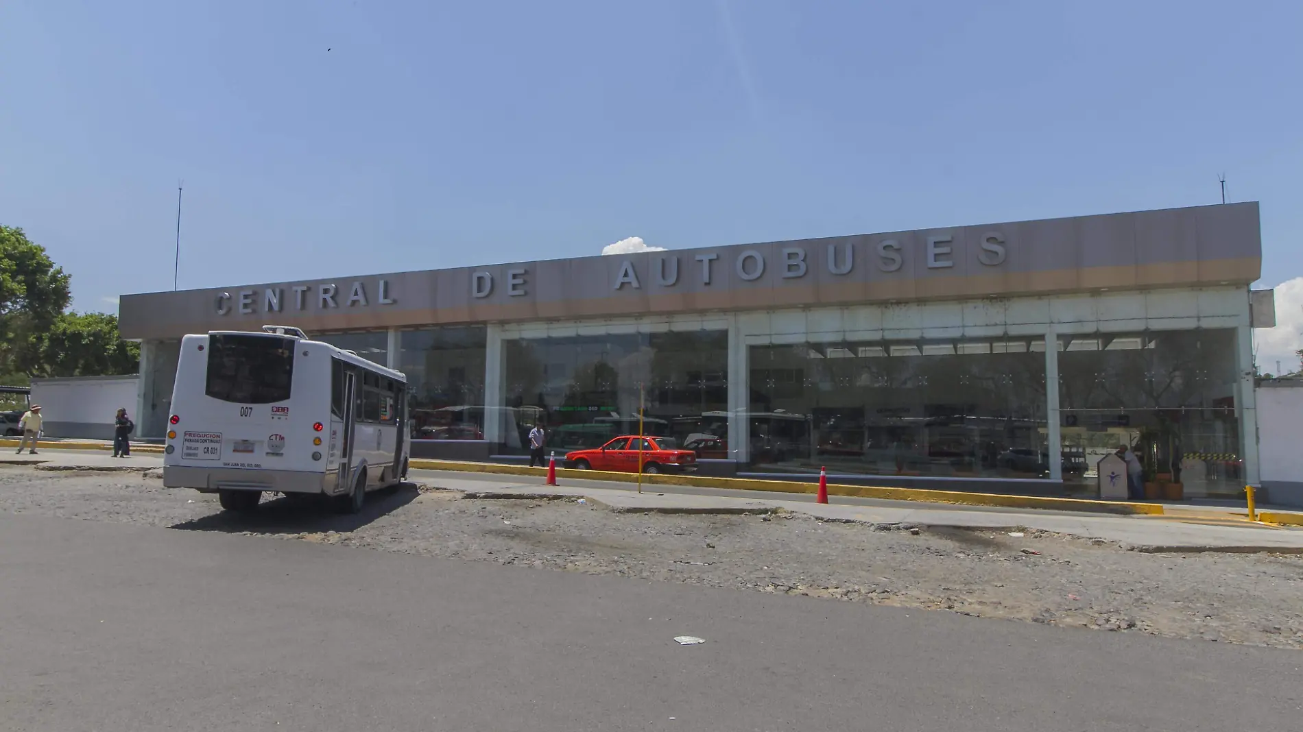 Taxistas ubicados afuera de la central camionera del municipio tardan hasta tres horas para